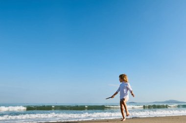 dalgalar deniz uzak çalışan çocuk