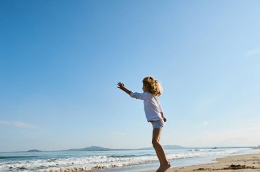 Çocuk sevinç için atlama