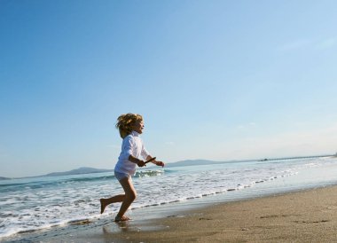 cursorial çocuk plajda eğlenmek