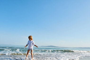 dalgalar deniz eğleniyor çocuk