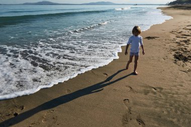 Sahilde yürüyüş çocuk