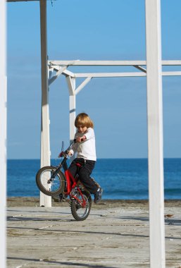 Çocuk deniz hüner bisikletle yapıyor