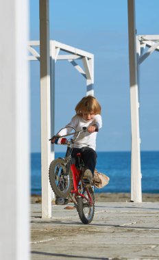 Çocuk kandırma Bisiklet Denizi üzerinde