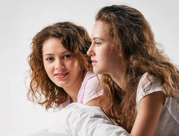 Chicas felices en casa — Foto de Stock