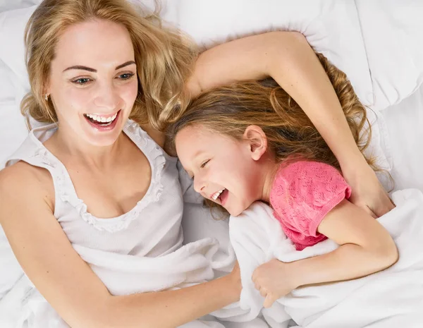 Mamá y su hija riendo —  Fotos de Stock