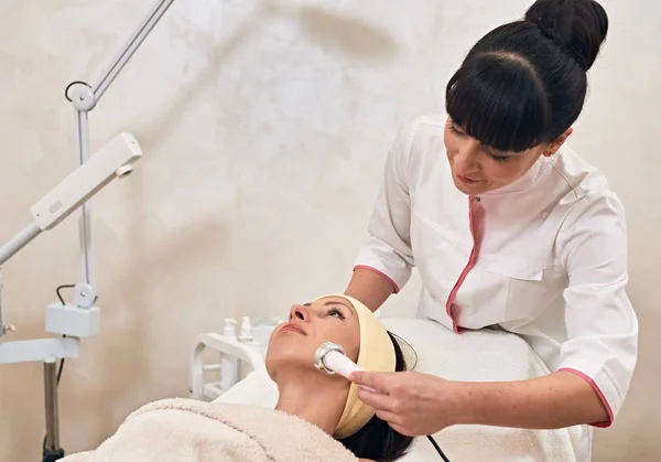 Woman and cosmetologist — Stock Photo, Image