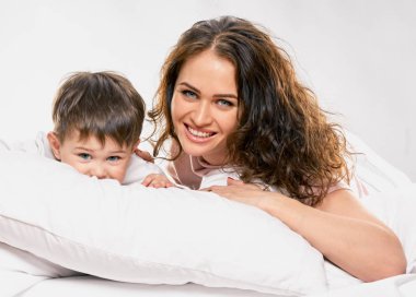 mutlu çocuk kucaklayan gülümseyen anne