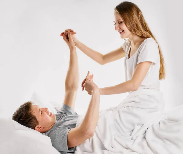 Verspieltes Paar im Bett — Stockfoto