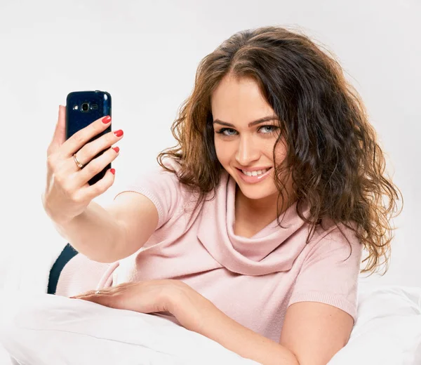 Hacer selfie en la cama — Foto de Stock