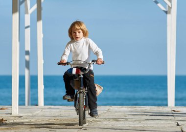 Bisiklete binen çocuk