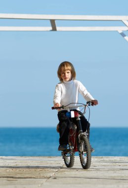 mutlu çocuk üzerinde bisiklet sürme