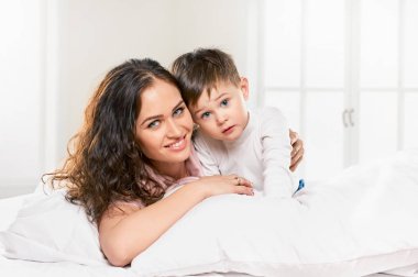 kucaklayan anne oğul