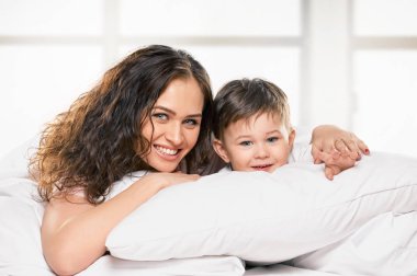 Anne ile oğlu yatakta