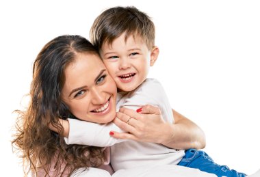 Çocuk kucaklayan anne