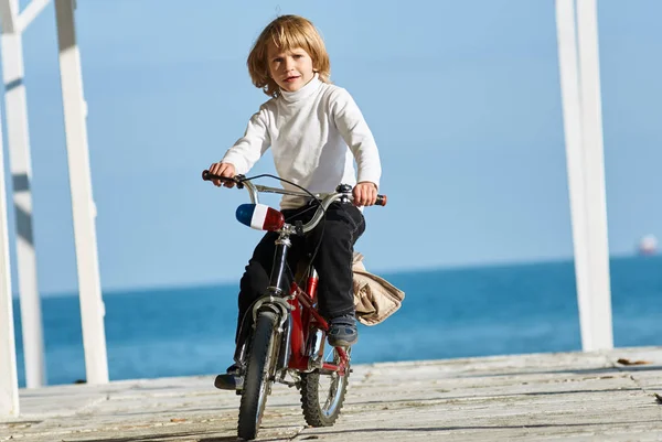 Ragazzo in bicicletta ritratto — Foto Stock