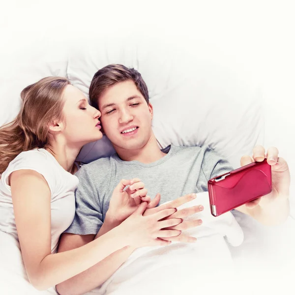 Çift Selfie yatakta