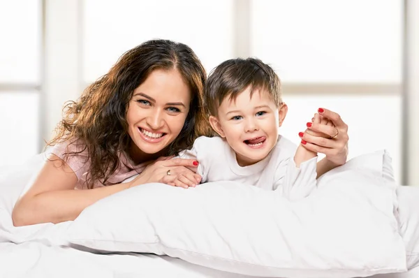 Familia feliz en casa —  Fotos de Stock