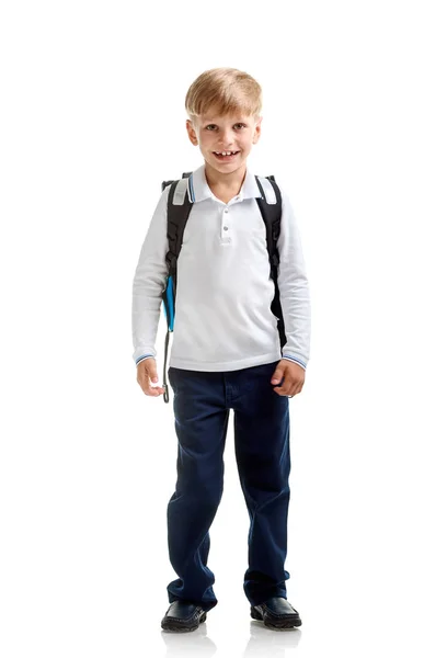 Lächelnder Schüler mit Tasche — Stockfoto