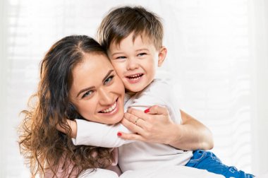 Çocuk kucaklayan anne