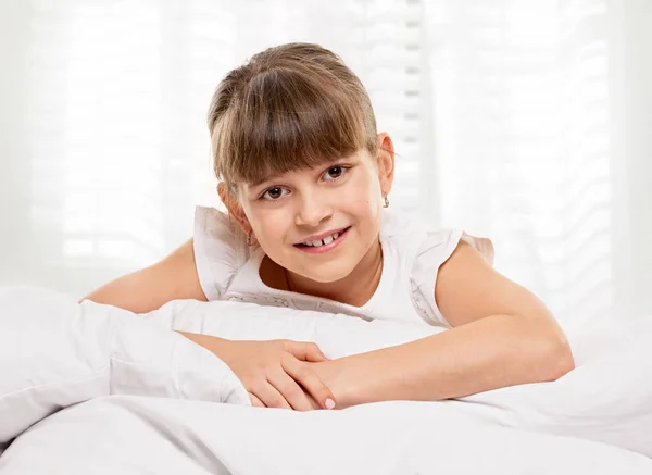Mały portret dziewczyny w łóżku — Zdjęcie stockowe