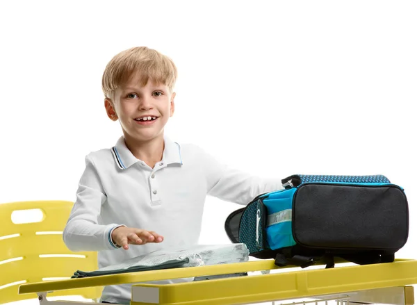 Jongen verpakking Schooltasje — Stockfoto