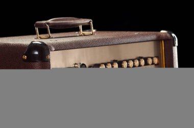 kahverengi gitar amp