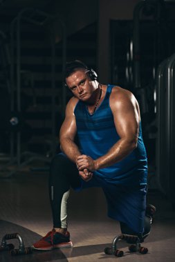 Dinlenme yorgun vücut geliştirmeci adam