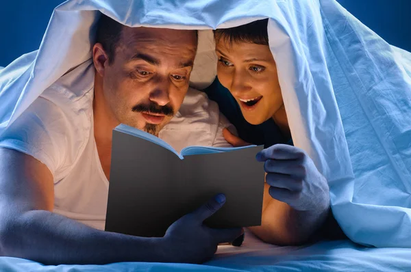 Encantado casal Reading na cama — Fotografia de Stock