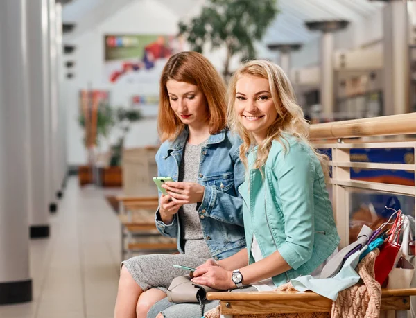 Duas mulheres no centro comercial — Fotografia de Stock