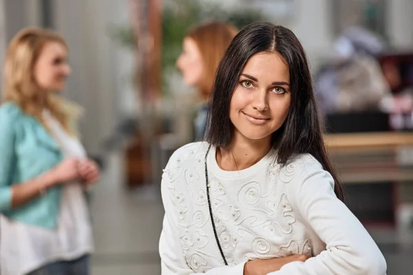 Mall vackra flicka stående — Stockfoto