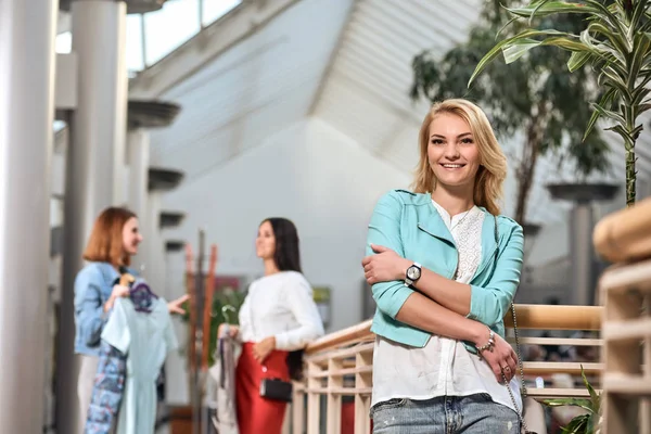 Retrato da menina loira no shopping — Fotografia de Stock