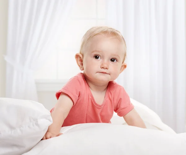 Retrato bebê criança na cama — Fotografia de Stock