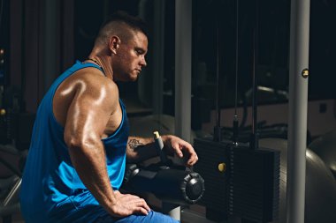 Güçlü atlet adam dumbbells ile