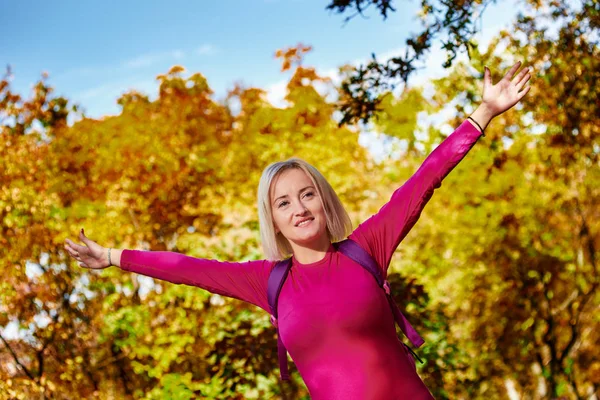 Glad idrottskvinna i skogen porträtt — Stockfoto