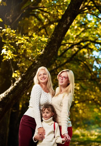 Irmãs felizes no parque — Fotografia de Stock