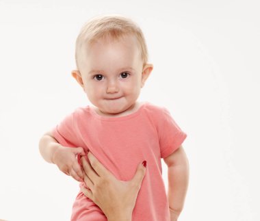 Yatakta mutlu küçük bebek. Çocuk beyaz arka plan ile yatakta