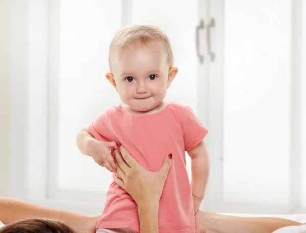 Gelukkig baby kind spelen in bed — Stockfoto