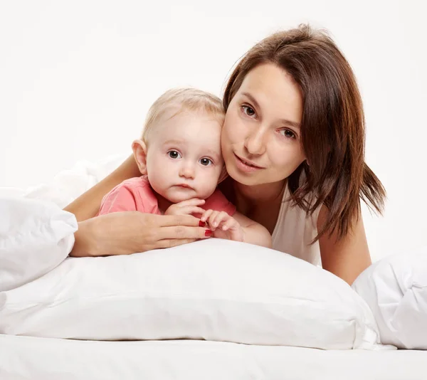 Mutlu aile anne ve bebek yatakta eğleniyor — Stok fotoğraf