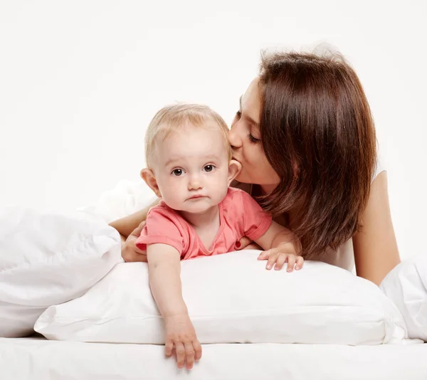 Feliz familia madre y su bebé — Foto de Stock