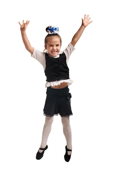 Счастливая школьница прыгает — стоковое фото