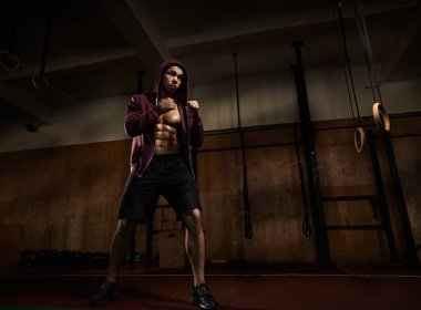 Genç adam kick boks eğitimi