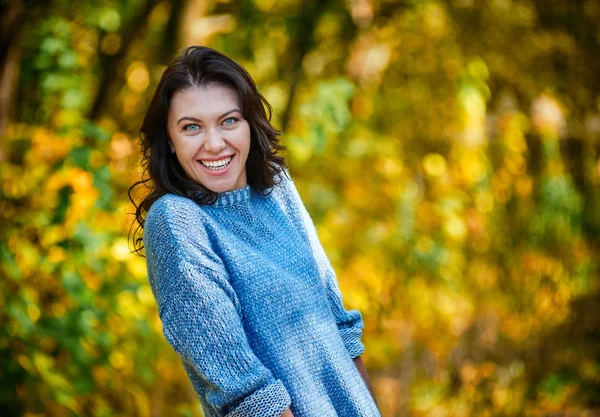 Donna nel ritratto della foresta — Foto Stock