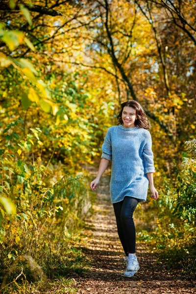 在森林里奔跑的年轻女子 — 图库照片