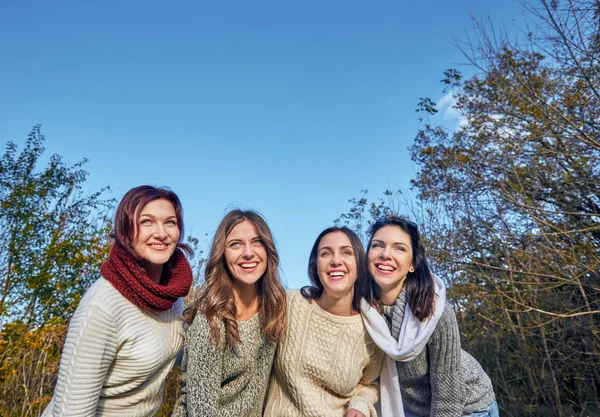 Vrolijke mensen in het park — Stockfoto