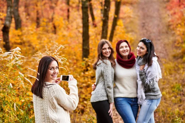 Les femmes photographiant dans la forêt — Photo