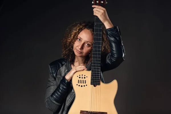 Portrét Krásné Ženy Objímání Akustická Kytara Tmavém Pozadí — Stock fotografie