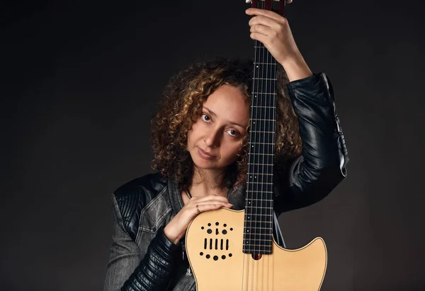 Vrouw met klassieke gitaar — Stockfoto