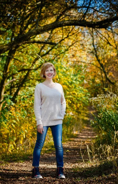 Frau rastet im Wald aus — Stockfoto