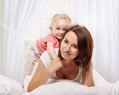 Anne ve bebek oynamak