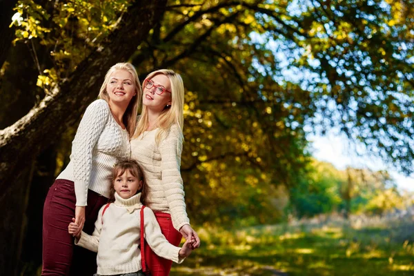 Glada systrar flickvänner i park — Stockfoto